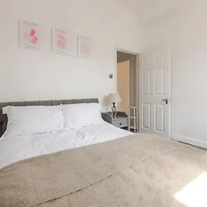 Holiday home 5min To Royal Infirmary Hospital, Huddersfield